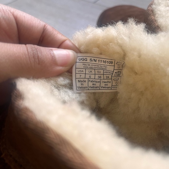 Uggs low rise SIZE 6.5-7 - Picture 3 of 5